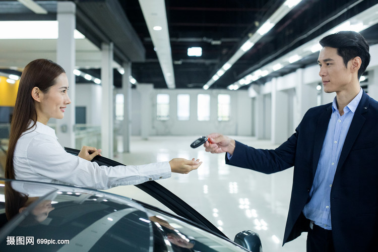 汽車銷售成功交付鑰匙